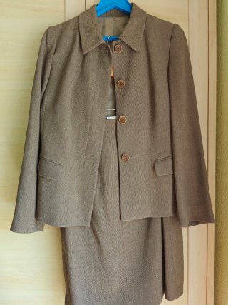 Traje chaqueta y falda marrón
