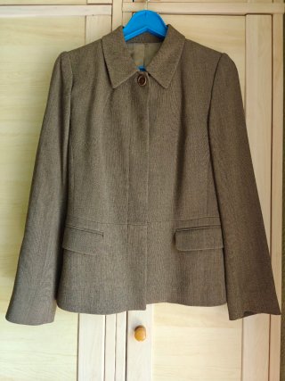 Traje chaqueta y falda marrón