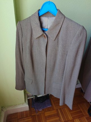 Traje chaqueta y falda marrón