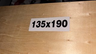 Estructura de cama metálica con somier de madera