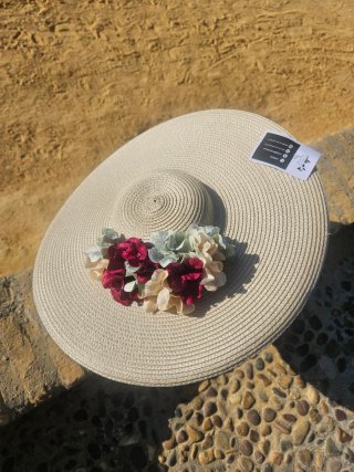 Pamela beige con flores verdes, burdeos y hueso