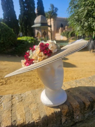 Pamela beige con flores verdes, burdeos y hueso