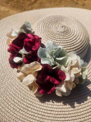 Pamela beige con flores verdes, burdeos y hueso