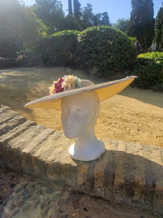 Pamela beige con flores verdes, burdeos y hueso