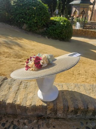 Pamela beige con flores verdes, burdeos y hueso
