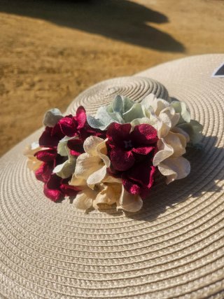 Pamela beige con flores verdes, burdeos y hueso