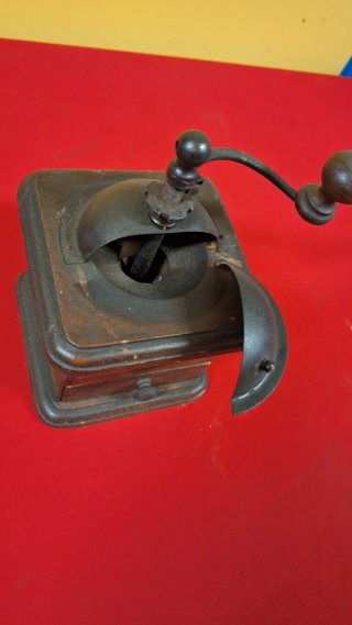 Molinillo de café antiguo de madera