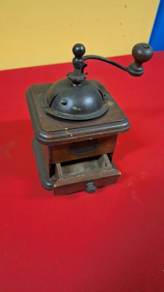 Molinillo de café antiguo de madera