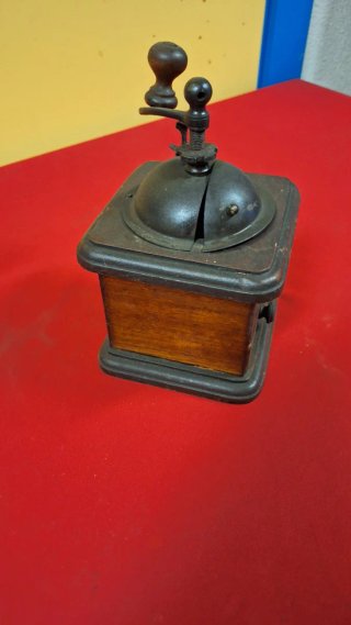 Molinillo de café antiguo de madera