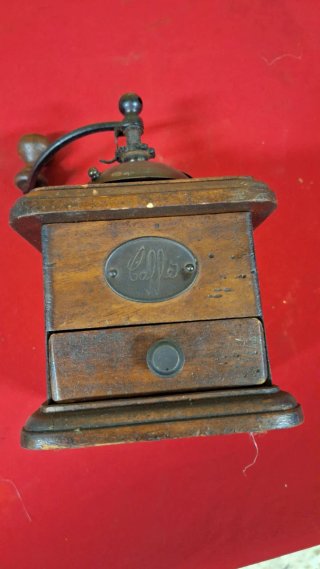 Molinillo de café antiguo de madera