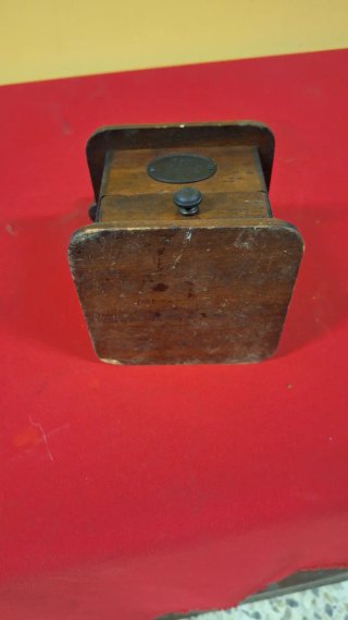 Molinillo de café antiguo de madera