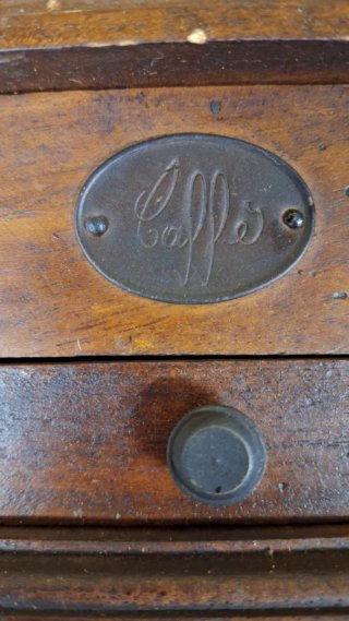 Molinillo de café antiguo de madera