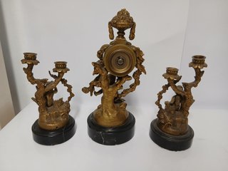 Reloj y candelabros de bronce con querubines