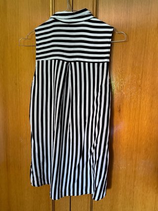 Blusa sin mangas a rayas blancas y negras