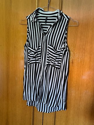 Blusa sin mangas a rayas blancas y negras