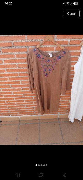 Vestido marrón con bordado floral
