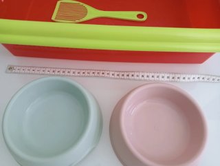Box per gatti con lettiera e mangiatoie