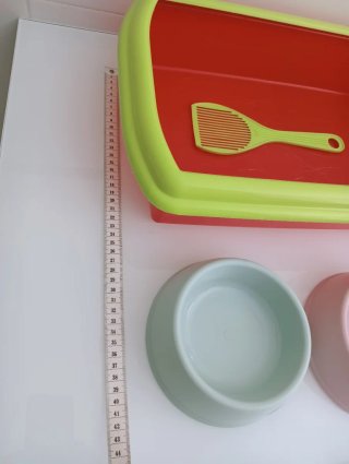 Box per gatti con lettiera e mangiatoie