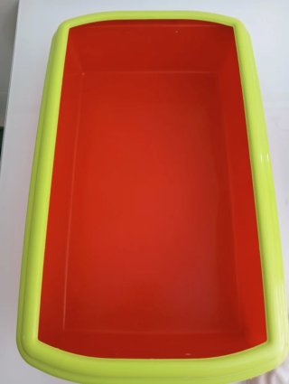 Box per gatti con lettiera e mangiatoie