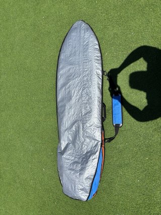 Tabla de surf blanca con aletas y funda