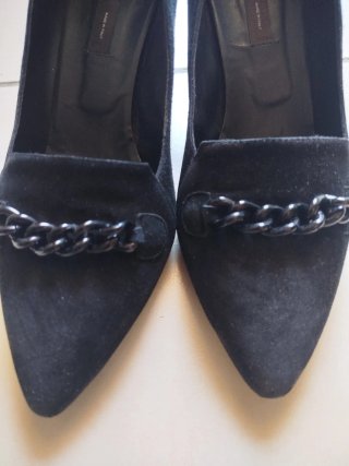 Elegante décolleté in camoscio nero con catenella