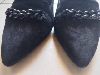 Elegante décolleté in camoscio nero con catenella