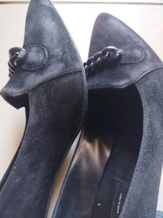 Elegante décolleté in camoscio nero con catenella