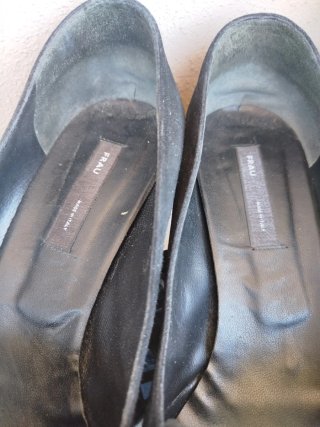 Elegante décolleté in camoscio nero con catenella