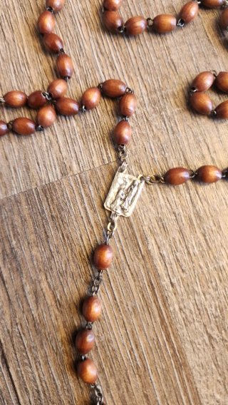 Rosario de madera marrón