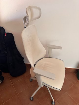 Silla de oficina ergonómica beige