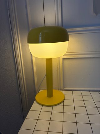Lámpara de mesa amarilla y blanca, IKEA