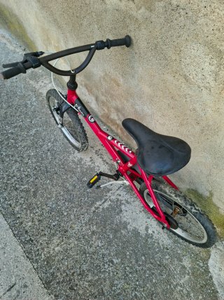 Bicicleta infantil roja