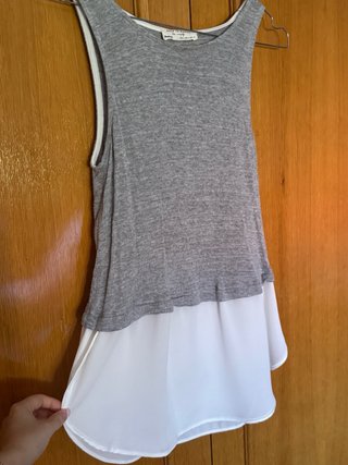 Blusa doble capa gris y blanca