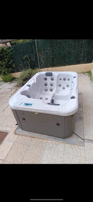 Jacuzzi exterior gris y blanco