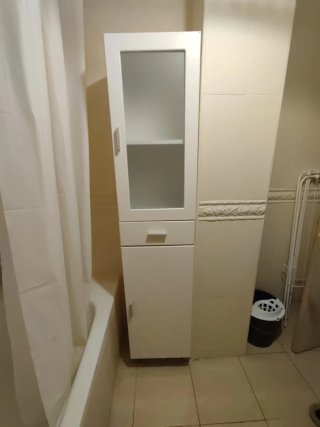 Armario alto blanco con puerta de cristal