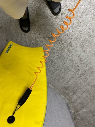 Tabla de surf amarilla para niños