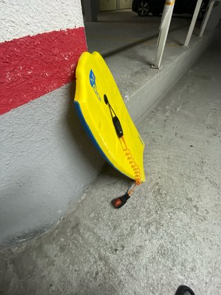 Tabla de surf amarilla para niños