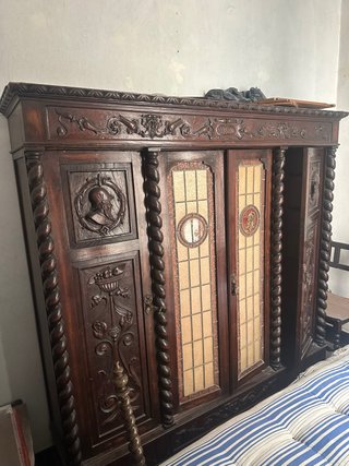 Mueble antiguo de madera y cristal