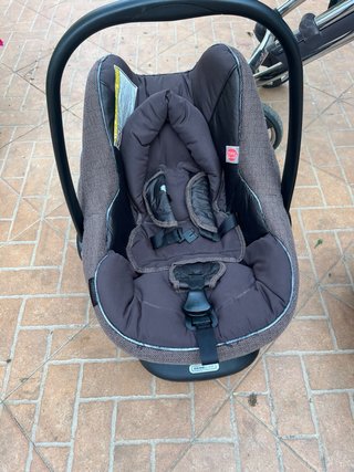 Carricoche y silla de coche marrón