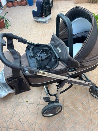 Carricoche y silla de coche marrón