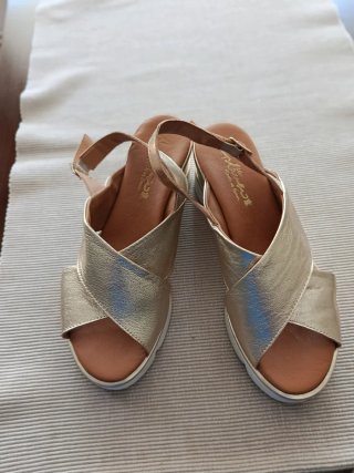 Sandalias doradas mujer