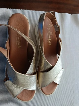 Sandalias doradas mujer