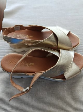 Sandalias doradas mujer