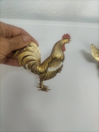 Figuras de gallos dorados