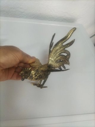 Figuras de gallos dorados