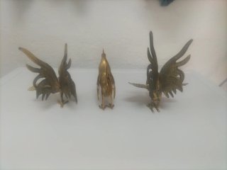 Figuras de gallos dorados