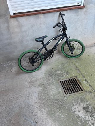 Bicicleta BMX Negra y Verde
