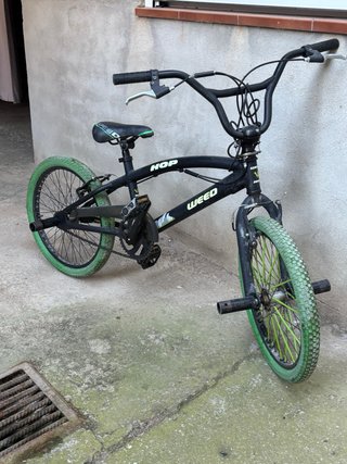 Bicicleta BMX Negra y Verde