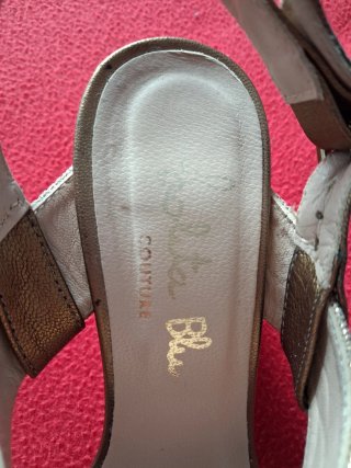 Sandalias de tacón doradas y plateadas