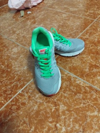 Zapatillas deportivas Nike grises y verdes